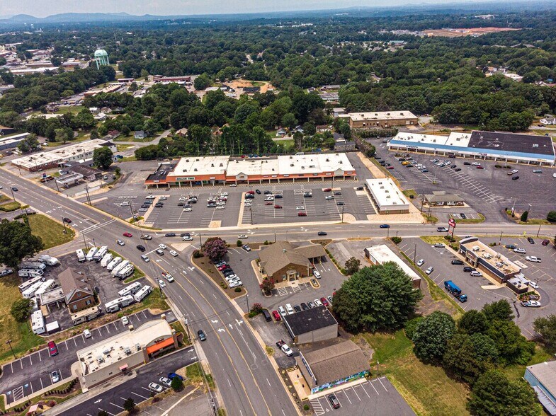 More Photos Of 1201 16th St NE, Hickory Land For Lease