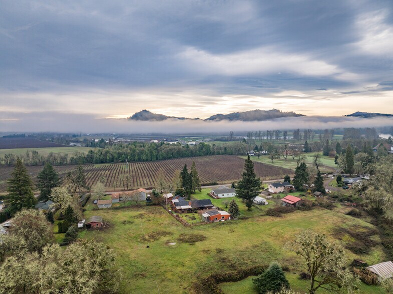 More Photos Of 909 Curry Rd, Roseburg Specialty For Sale