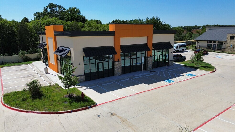 Primary Photo Of 914 W 1st St, Justin Storefront For Lease