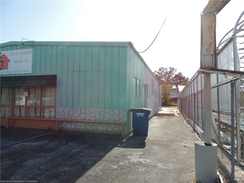 More Photos Of 408 N Ridgewood Dr, Sebring Freestanding For Sale