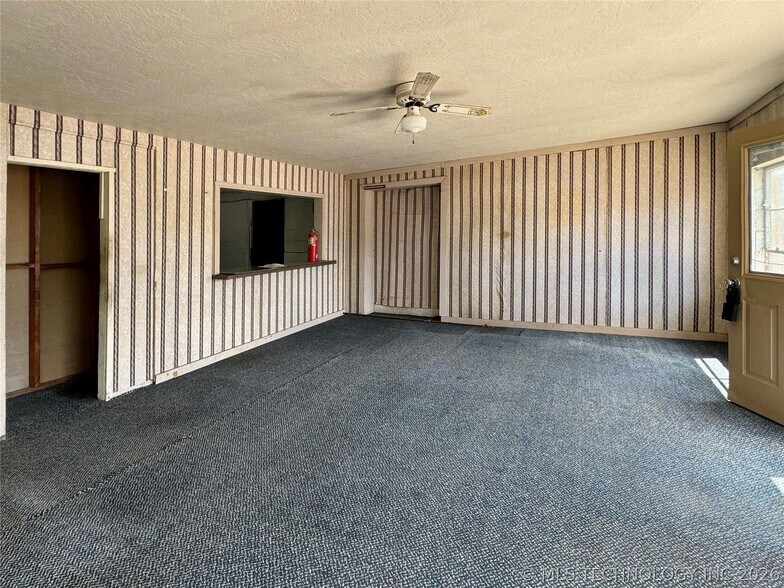 More Photos Of 728 Main St, Cushing Light Distribution For Sale