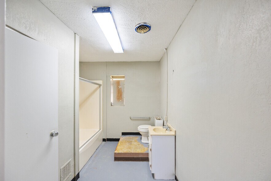 More Photos Of 105 Kentucky Ave S, Parsons Light Distribution For Sale