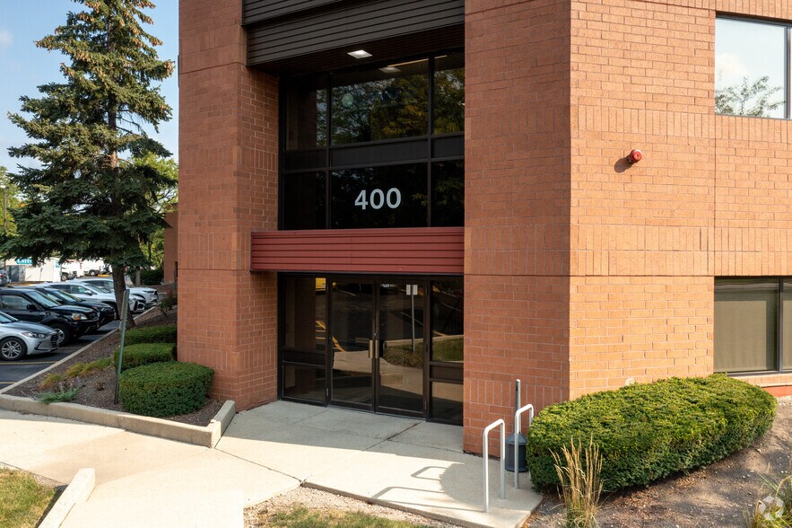 More Photos Of 400-444 E State Pky, Schaumburg Light Distribution For Lease