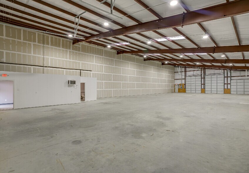 More Photos Of 4525-4529 JD Mouser Pky, Alvarado Warehouse For Lease
