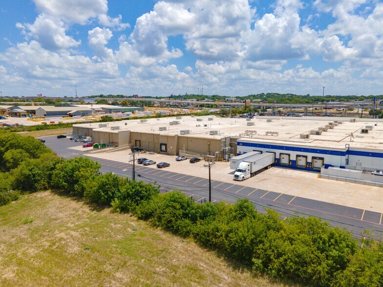 More Photos Of 11711 IH 35 N, San Antonio Office For Lease