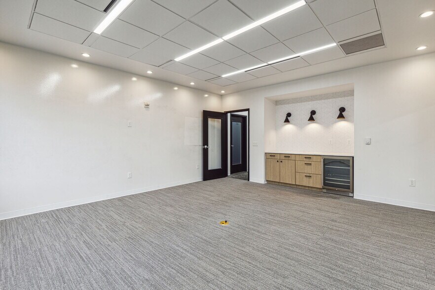 More Photos Of 5477 Glen Lakes Dr, Dallas Medical For Lease