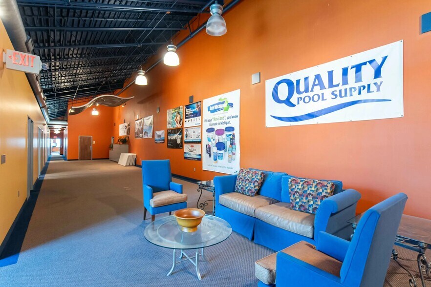 More Photos Of 3770 Dixie Hwy, Waterford Showroom For Sale