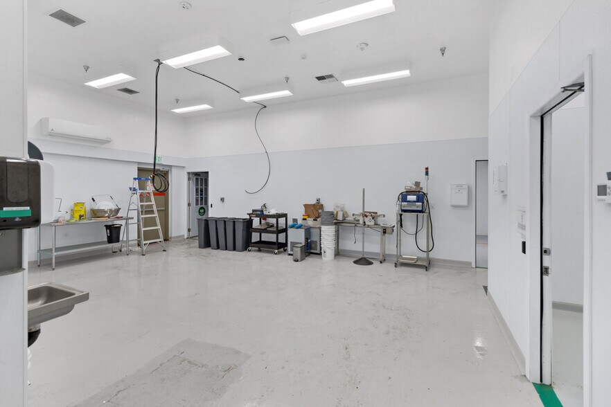 More Photos Of 991 Industrial Way, King City Warehouse For Sale