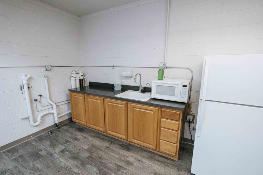 More Photos Of 2565 16th Ave, Columbus Light Manufacturing For Sale