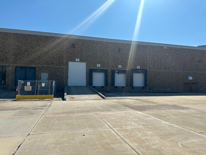 More Photos Of 2323 McDaniel Dr, Carrollton Distribution For Lease