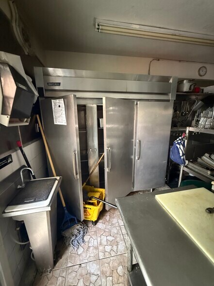 More Photos Of 1902 Harrison St, Hollywood Restaurant For Lease