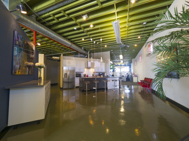 More Photos Of 1728 W 16th St, Indianapolis General Retail For Lease