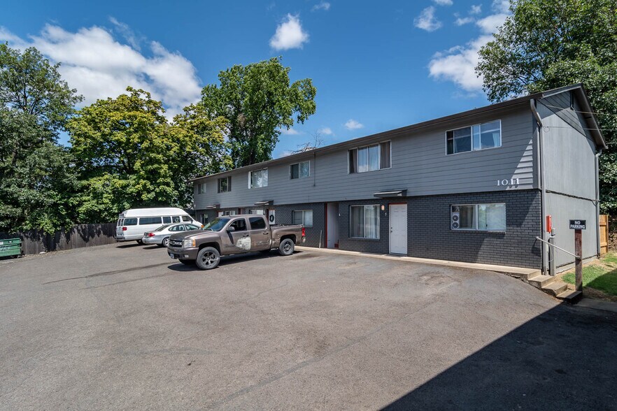 More Photos Of 1023 SE Cobb St, Roseburg Apartments For Sale