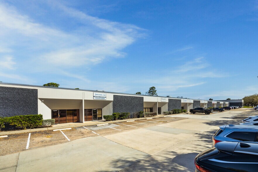 More Photos Of 1656-1660 Townhurst Dr, Houston Warehouse For Lease