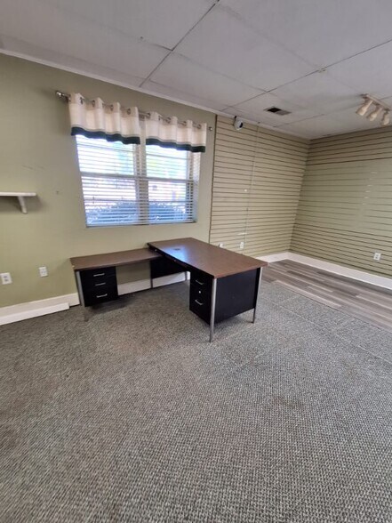More Photos Of 618 N Salisbury Ave, Spencer Office For Lease