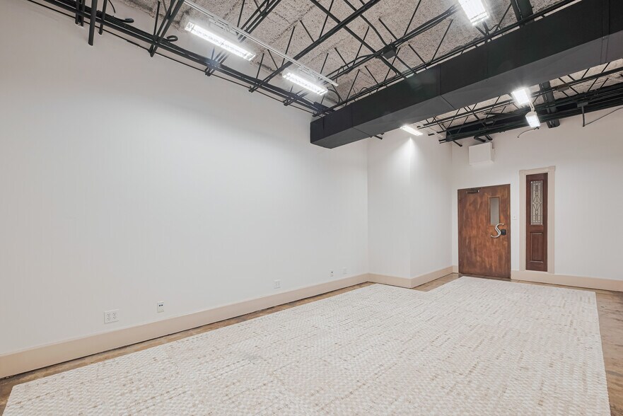 More Photos Of 1920 N Memorial Way, Houston Loft Creative Space For Lease