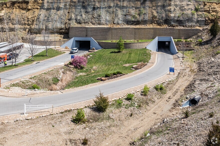 More Photos Of 17501 W 98th St, Lenexa Warehouse For Lease