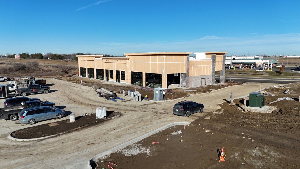 Primary Photo Of 10100 Plum Dr, Urbandale Restaurant For Lease