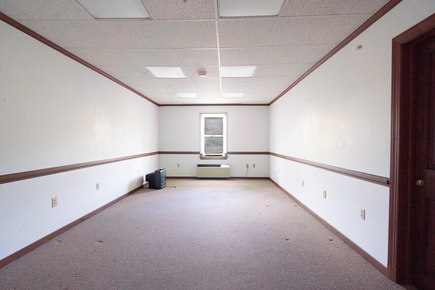 More Photos Of 220 Chesapeake Dr, White Stone Office For Sale