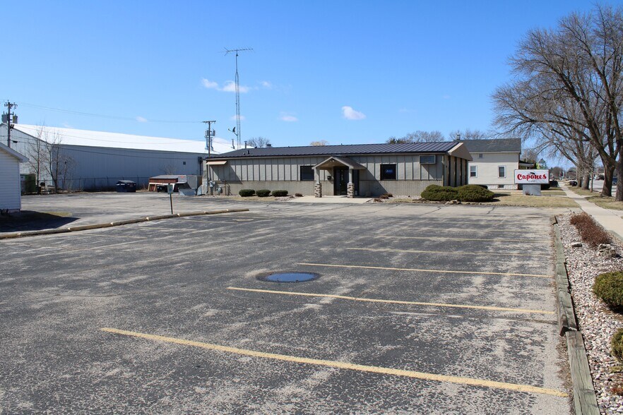 More Photos Of 160 W Scott St, Fond Du Lac General Retail For Sale