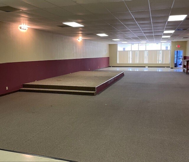 More Photos Of 110-114 W Commercial St, Charleston General Retail For Lease