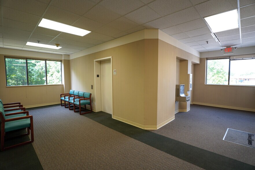 More Photos Of 4452 Eastgate Blvd, Cincinnati Office For Sale