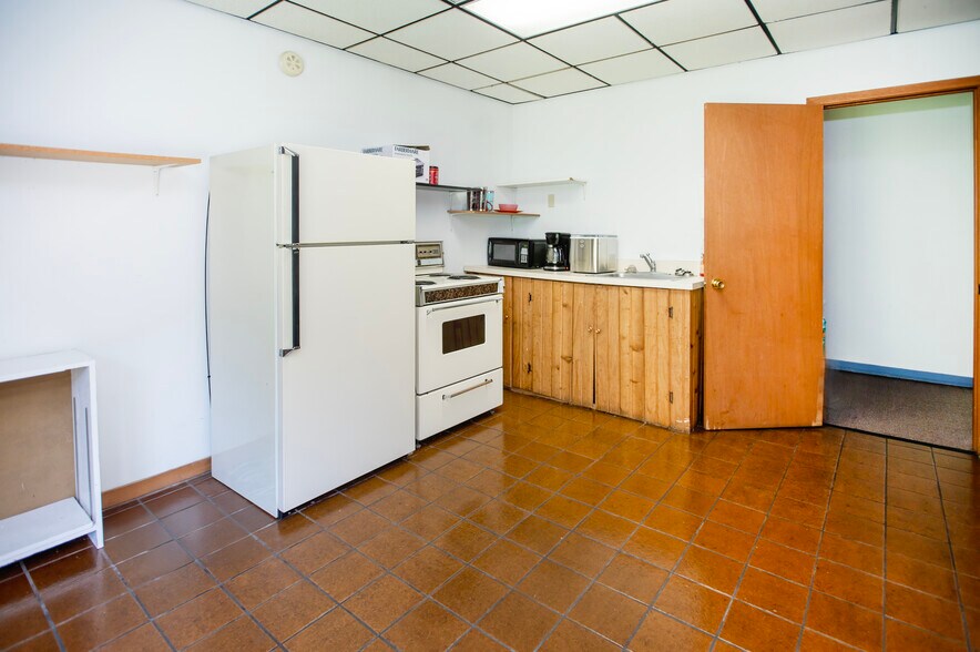 More Photos Of 401 Hillcrest St, Clinton Office For Sale