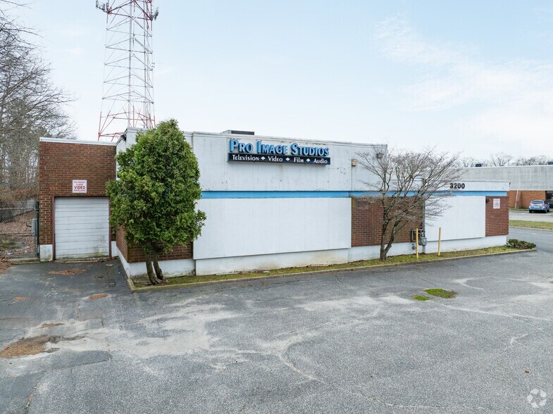 More Photos Of 3200 Express Dr S, Islandia Warehouse For Sale