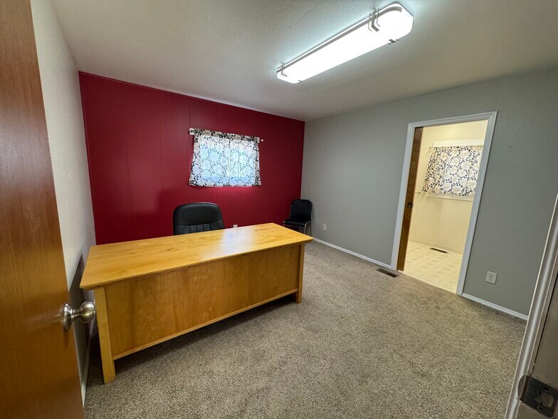 More Photos Of 216 N Whitley Dr, Fruitland Office For Sale