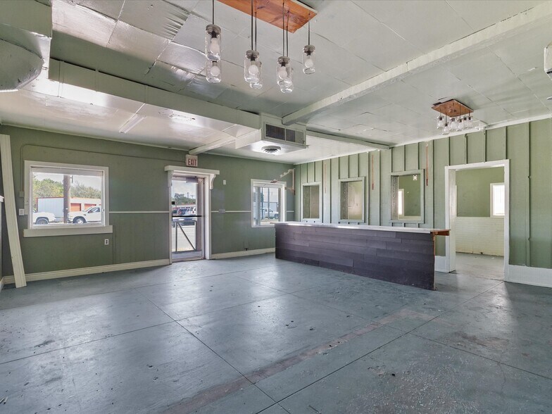 More Photos Of 805 S Green Ave, Purcell Restaurant For Sale