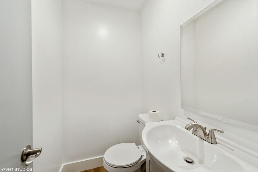 More Photos Of 711 N 1st St, Dekalb Office For Lease