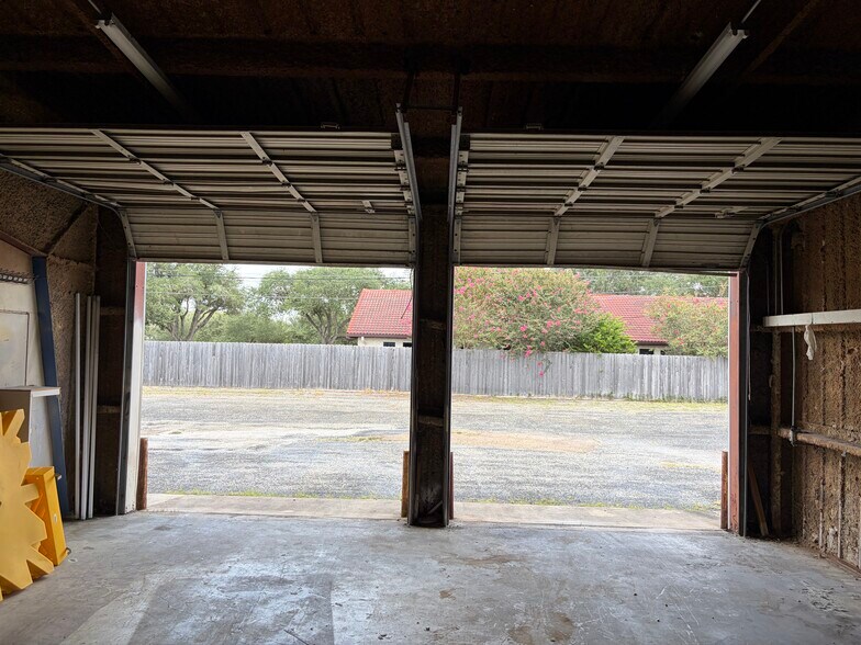 More Photos Of 803 E Mockingbird Ln, Victoria Industrial For Lease