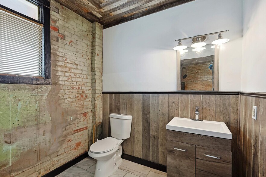 More Photos Of 1426 N Main St, Fort Worth Storefront Retail Office For Lease