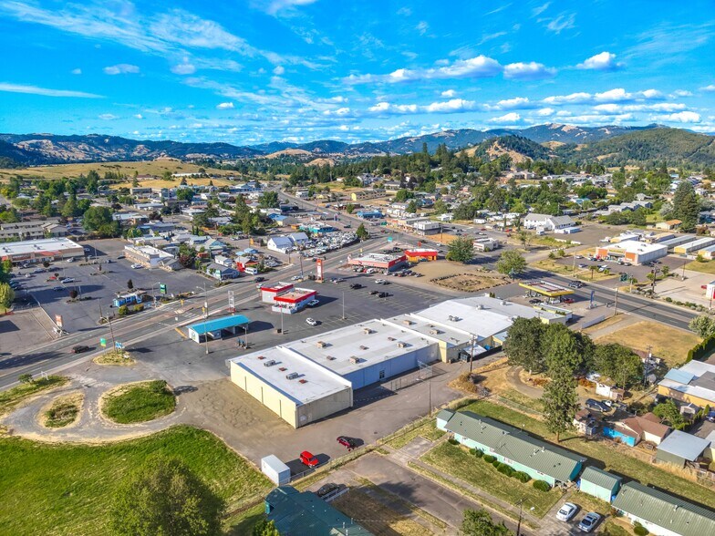 More Photos Of 120 SW Douglas Blvd, Winston Supermarket For Lease