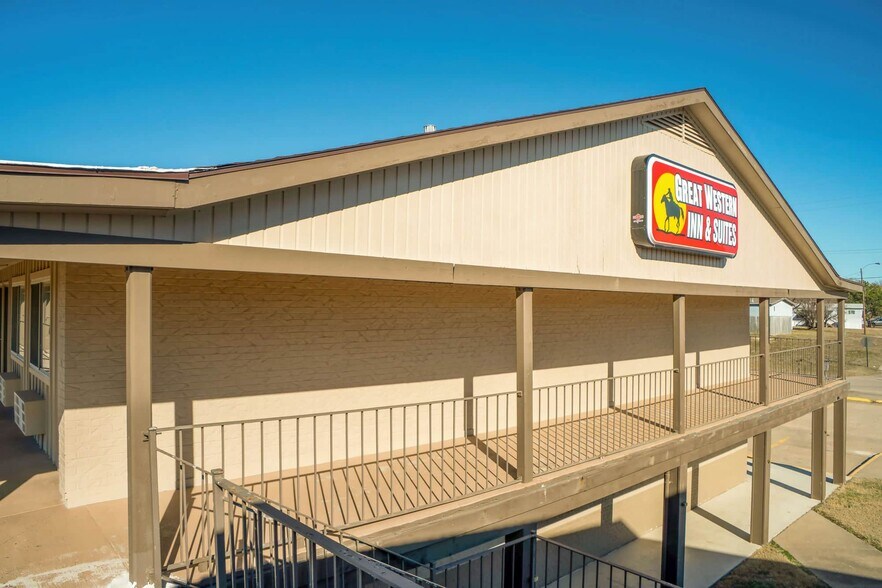 More Photos Of 201 Continental Dr, Junction City Hotel For Sale