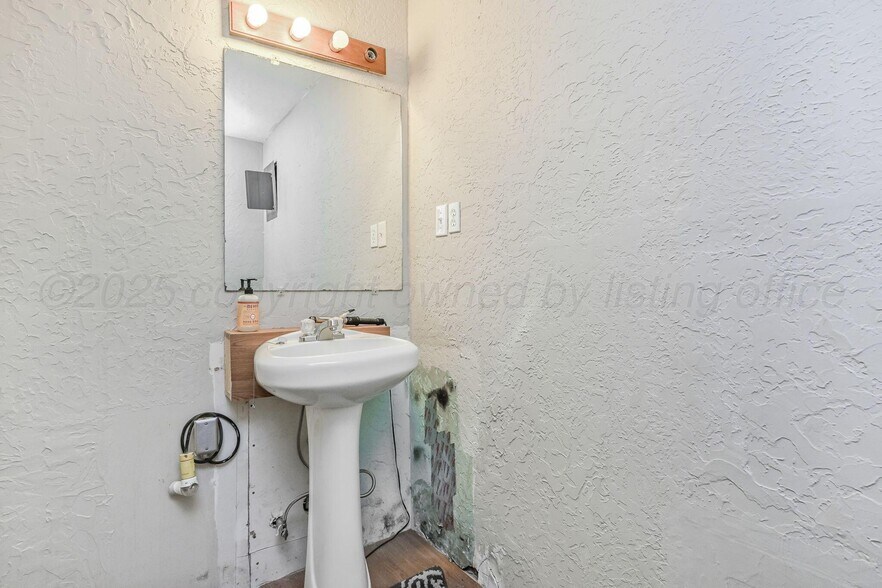 More Photos Of 915 W Wilks St, Pampa Office For Sale