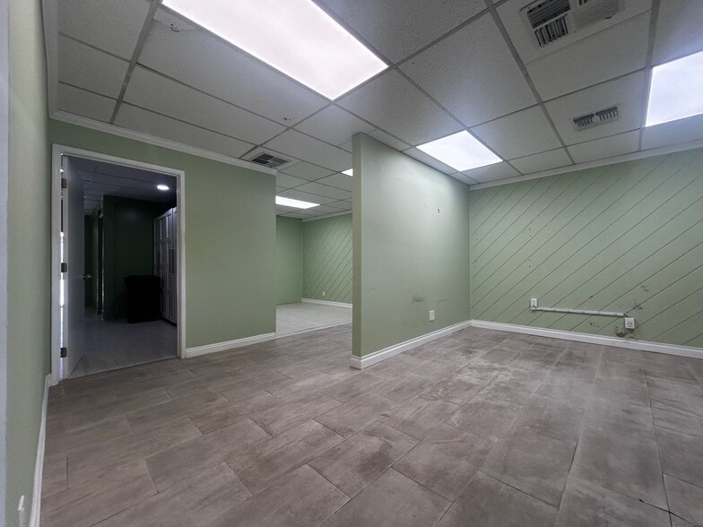 More Photos Of 22720 Ventura Blvd, Woodland Hills Storefront For Lease