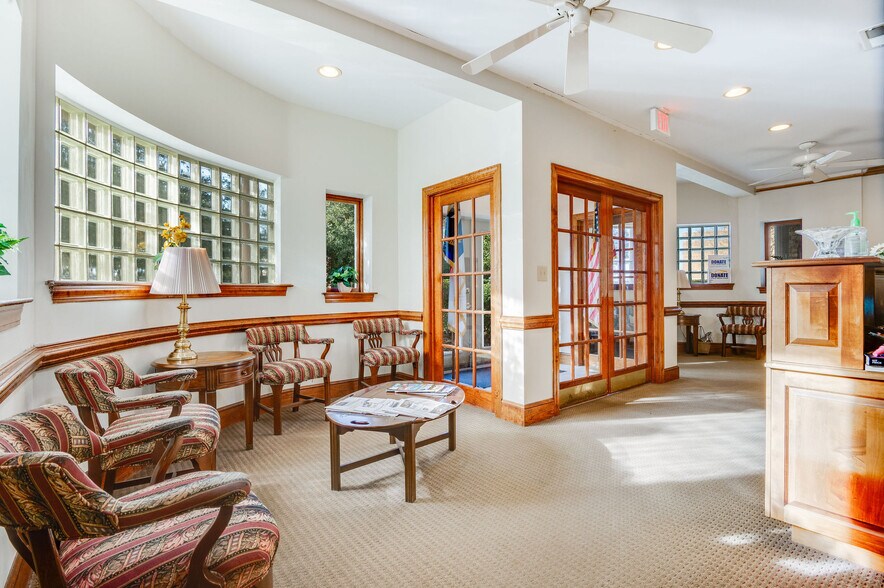 More Photos Of 112 Old Bridge St, Jacksonville Office For Sale