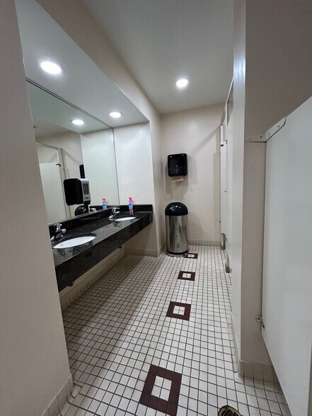 More Photos Of 1480 Renaissance Dr, Park Ridge Office For Lease