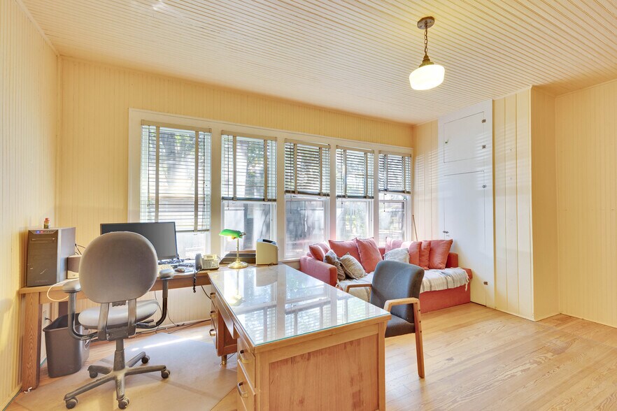 More Photos Of 1006 E Cesar Chavez St, Austin Office For Sale