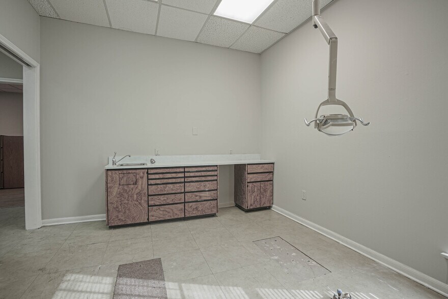 More Photos Of 14721 Pebble Bend Dr, Houston Medical For Sale