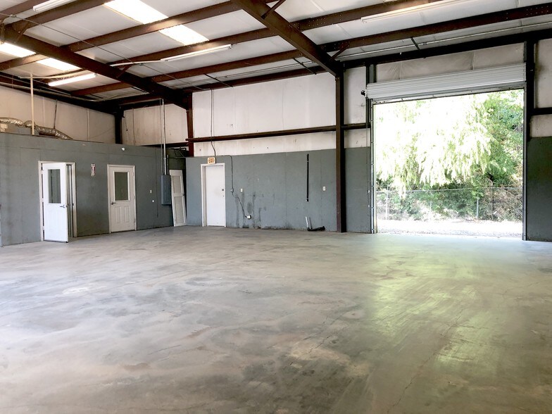More Photos Of 6901 Maple Ave, Dallas Warehouse For Lease