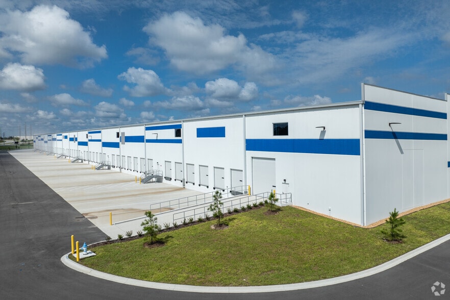 More Photos Of 1511 Zoo Pky, Jacksonville Distribution For Lease