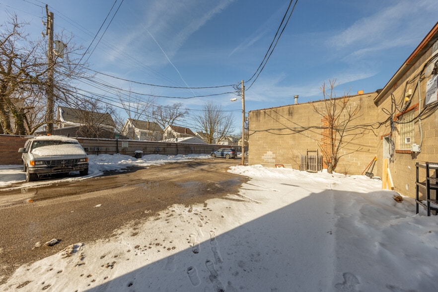 More Photos Of 2078-2080 S Taylor Rd, Cleveland Storefront For Sale