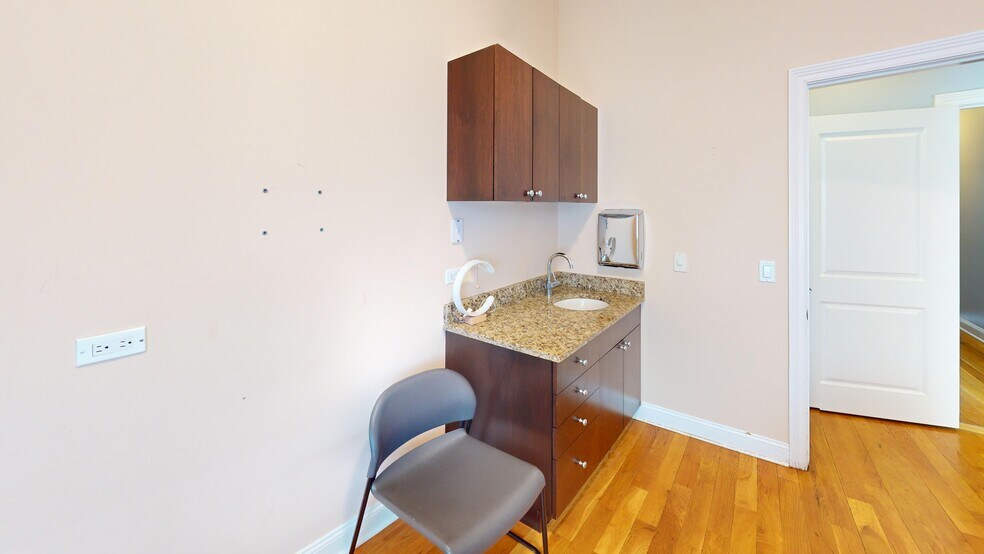 More Photos Of 1009 W Fulton Market, Chicago Storefront Retail Office For Sale