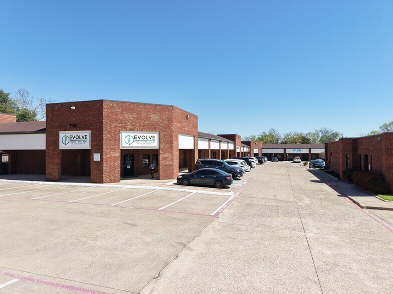 More Photos Of 712 N Hampton Rd, DeSoto Storefront Retail Office For Lease