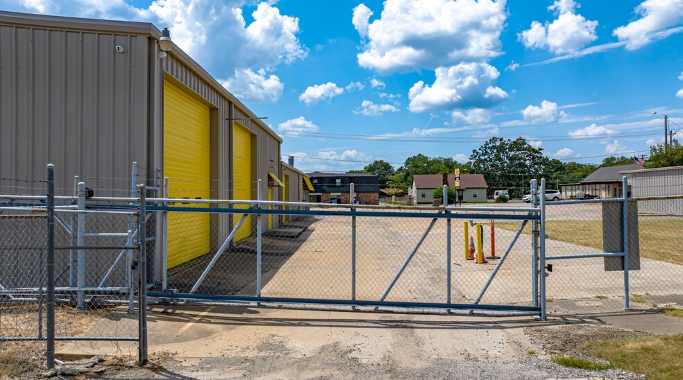 More Photos Of 2001 Phoenix Ave, Fort Smith Specialty For Sale