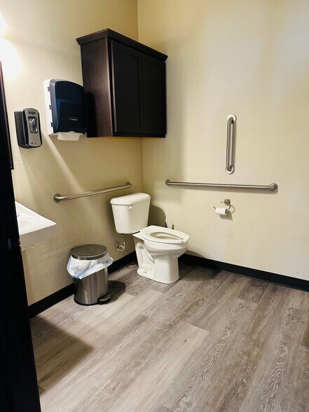 More Photos Of 2236 W Hefner Rd, Oklahoma City Office For Lease