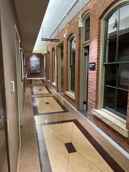 More Photos Of 1301 Central Ave, Dubuque Office For Lease