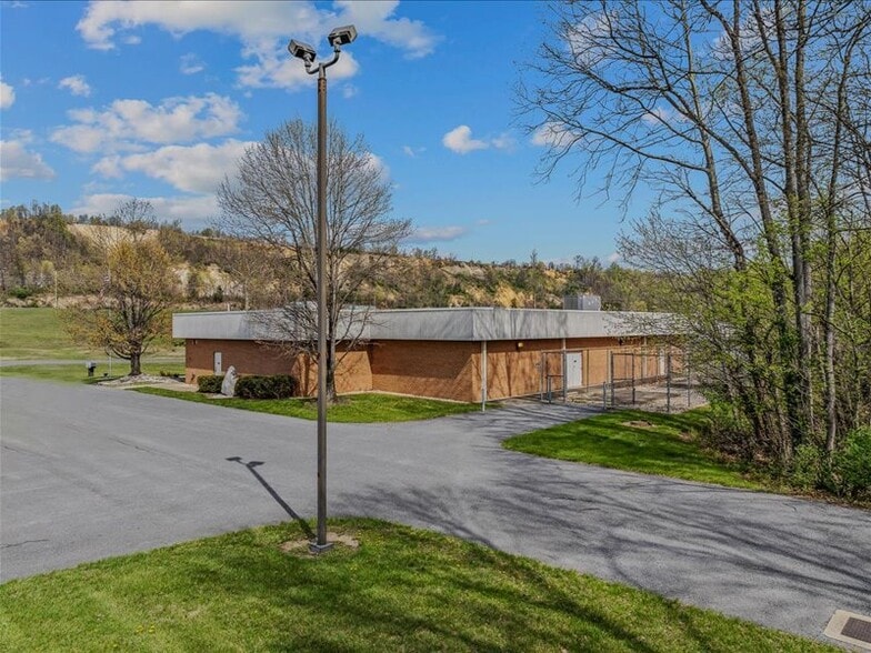 More Photos Of 204 Sand Mine Rd, Berkeley Springs Flex For Sale